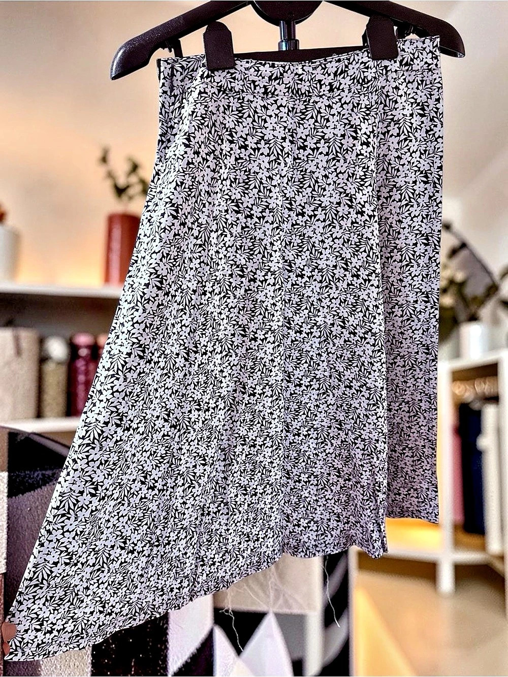 Gap Floral Asymmetrical Skirt in Black & White Size 4 (8) Like ”